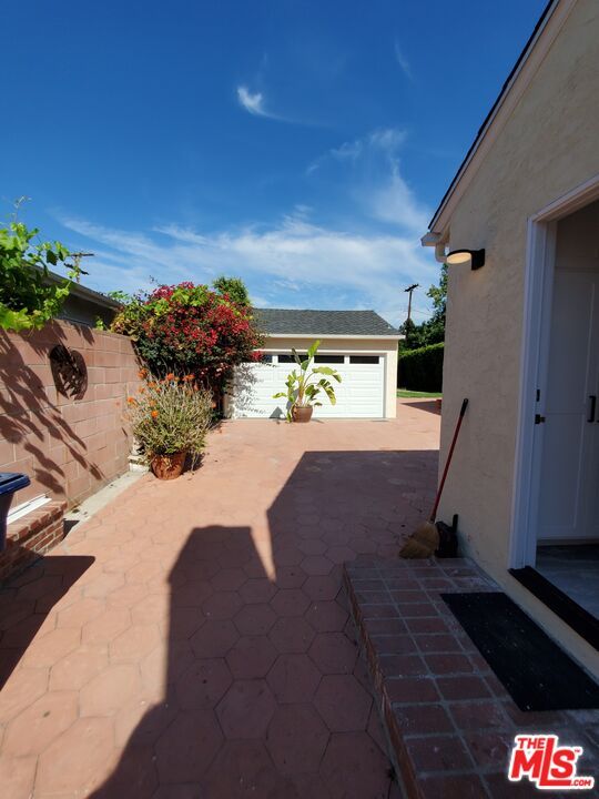 Detached Garage, Exterior