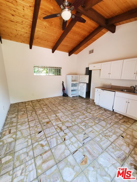 Empty room, Interior, Wooden Beams, Wooden Ceilings