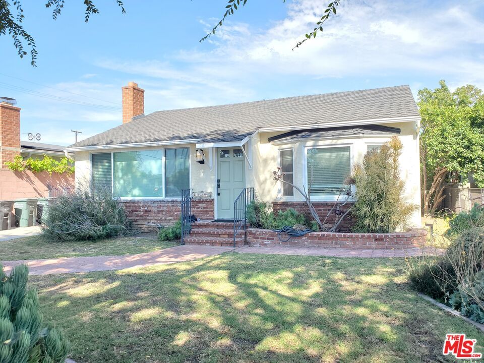 Backyard, Exterior, Facade, Brick Facade, Ranch