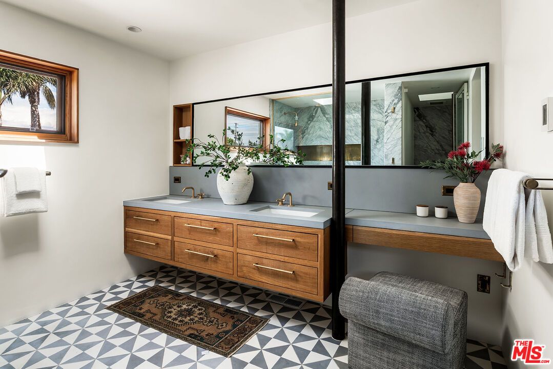 Bathroom, Dual Sink Vanities, Interior, Recessed Lighting
