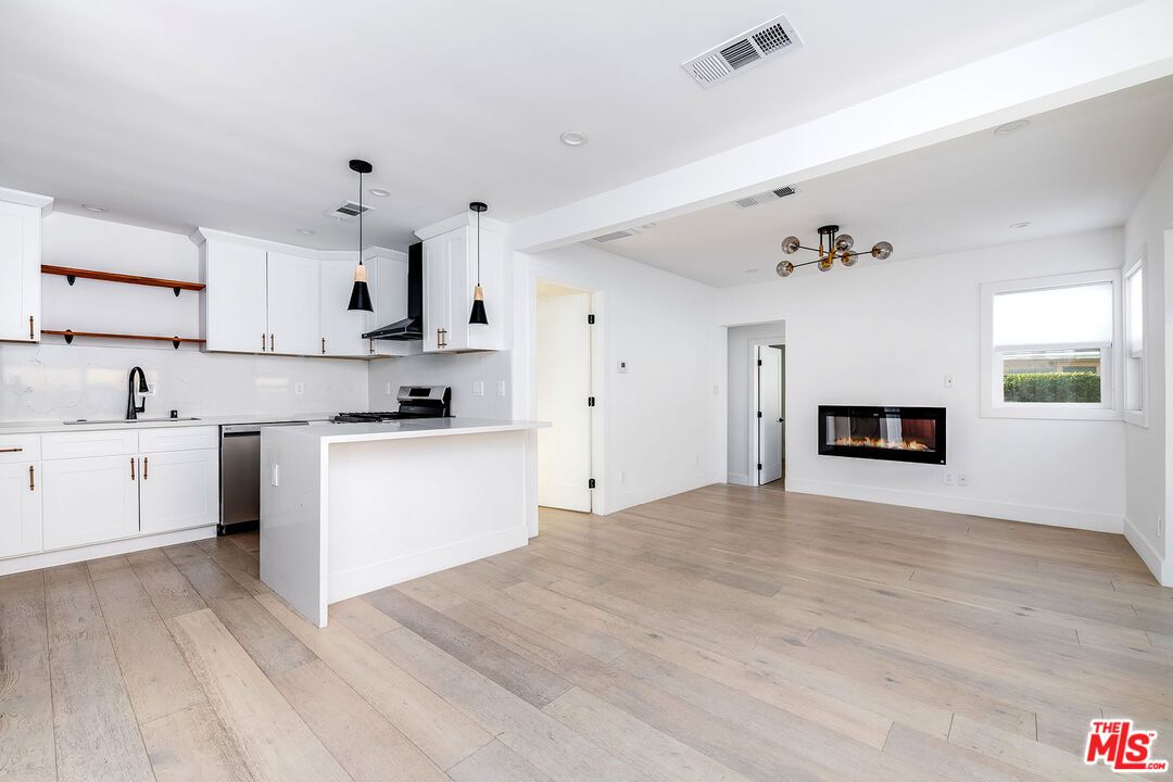 Fireplace, Interior, Kitchen, Pendant Lights, Recessed Lighting, Wood Texture Flooring