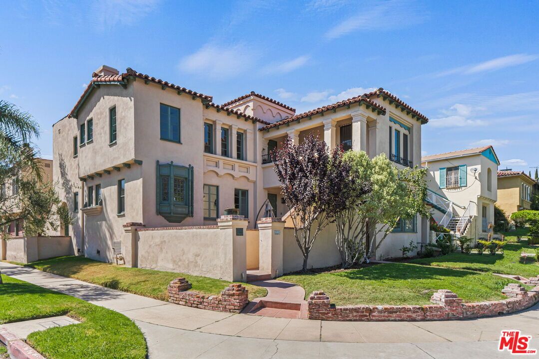 Exterior, Facade, Mediterranean
