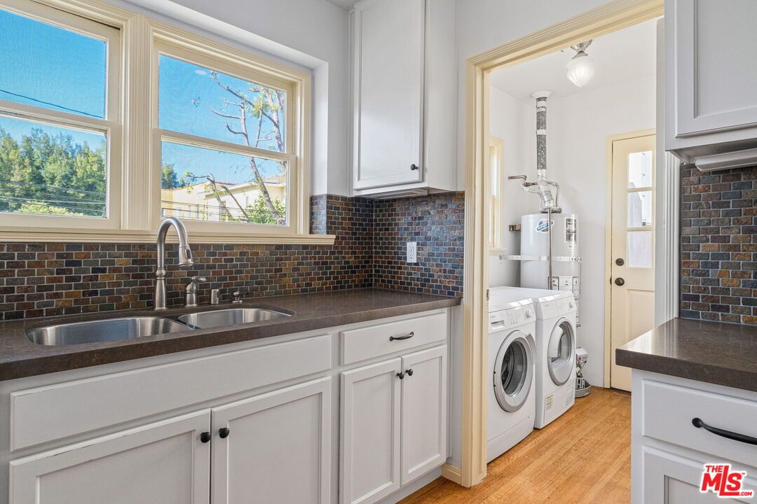 Interior, Washer, Wood Texture Flooring