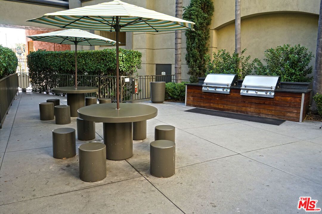 Exterior, Outdoor Kitchen