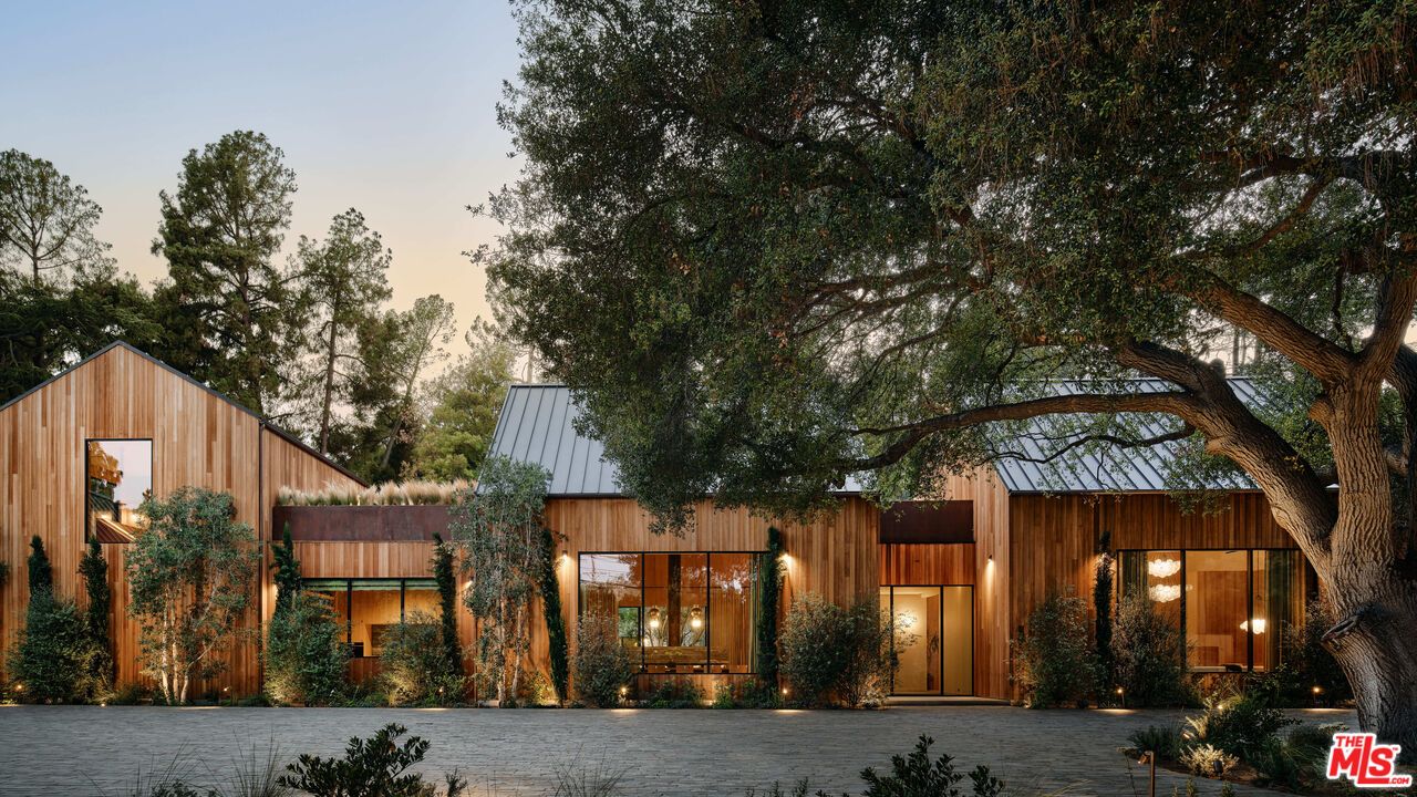 Backyard, Exterior, Facade, Modern