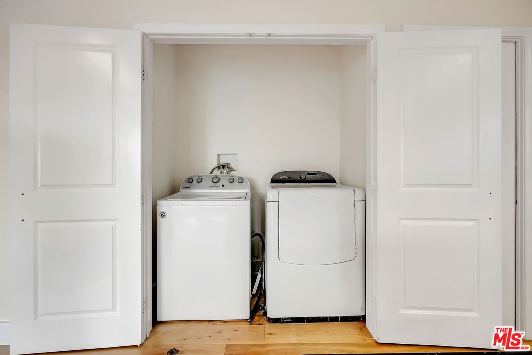 Interior, Utility Closets, Washer, Wood Texture Flooring