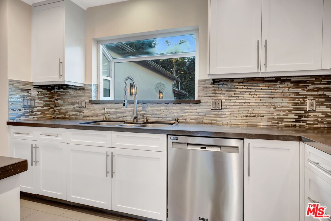 Fireplace, Interior, Kitchen, Stainless Steel Appliances