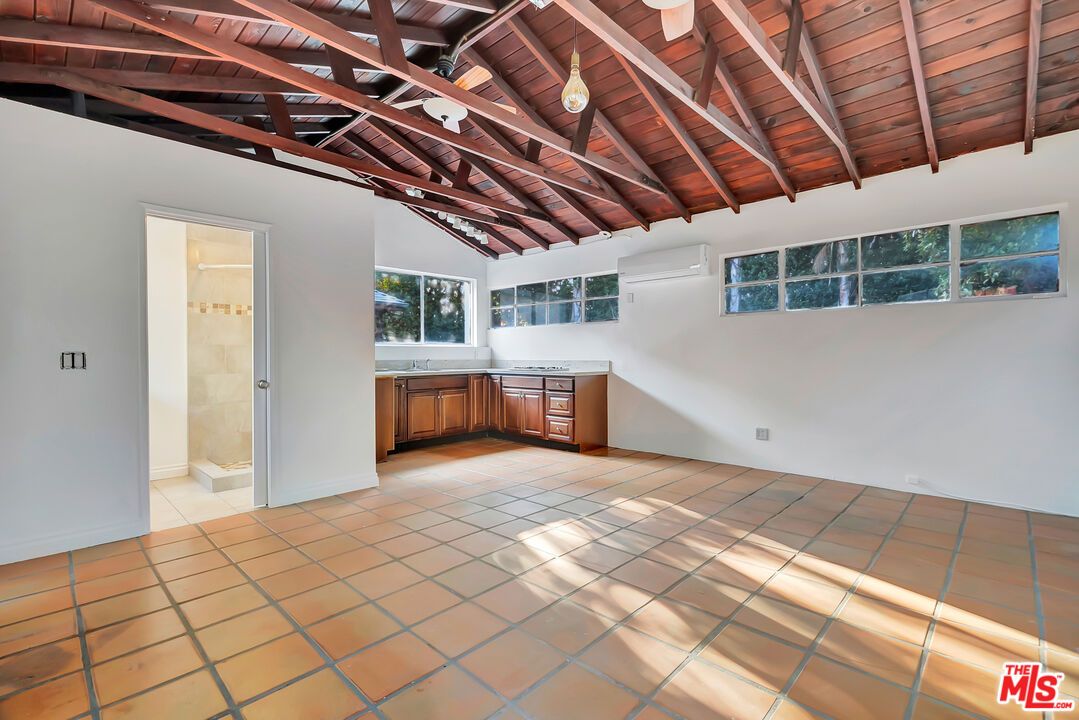 Empty room, Interior, Kitchen, Wooden Beams, Wooden Ceilings