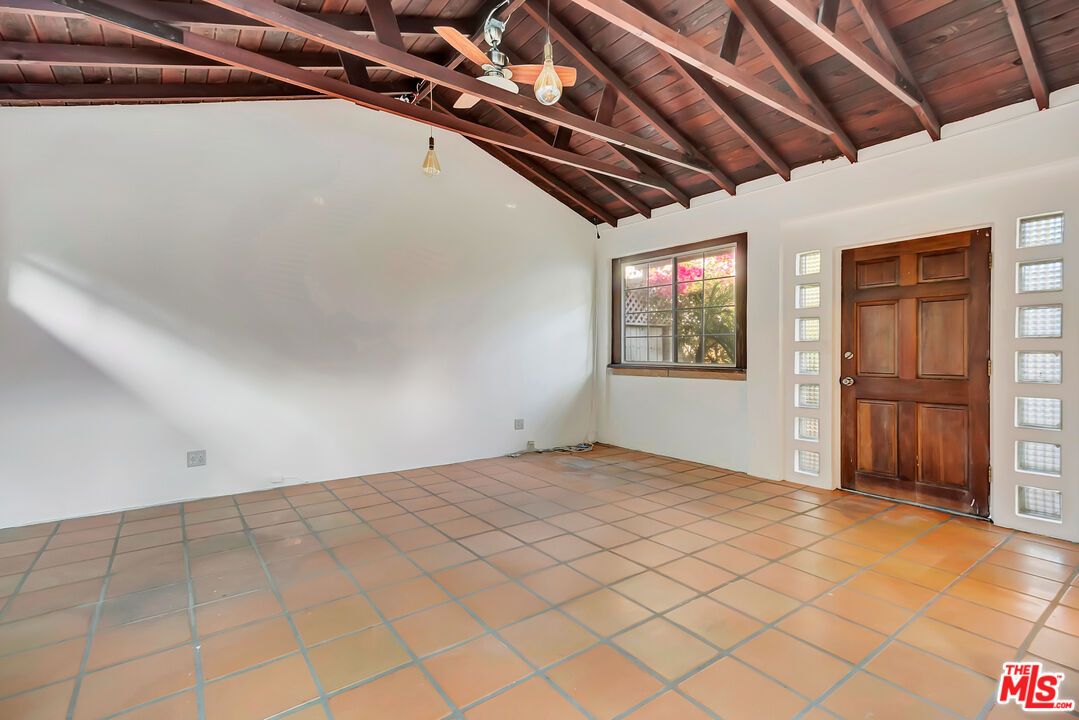 Empty room, Interior, Wooden Beams, Wooden Ceilings