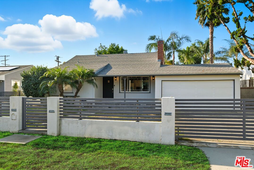 Attached, Exterior, Facade, Ranch
