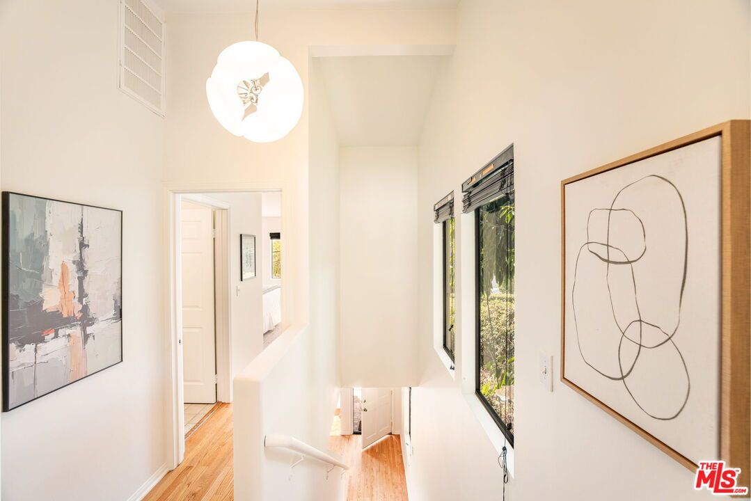 Interior, Pendant Lights, Wood Texture Flooring
