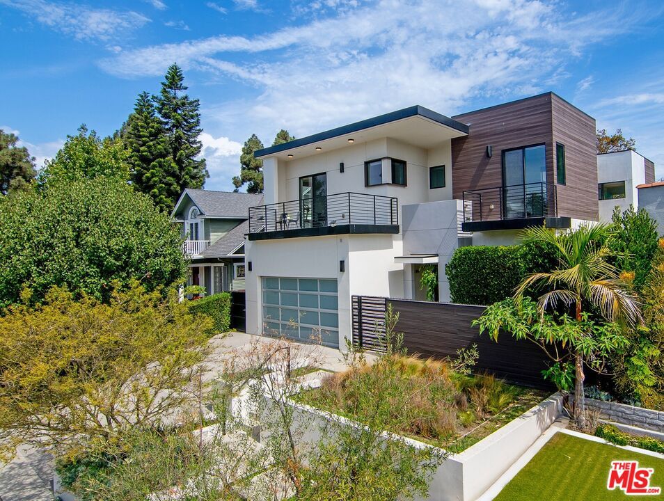 Attached, Exterior, Facade, Modern