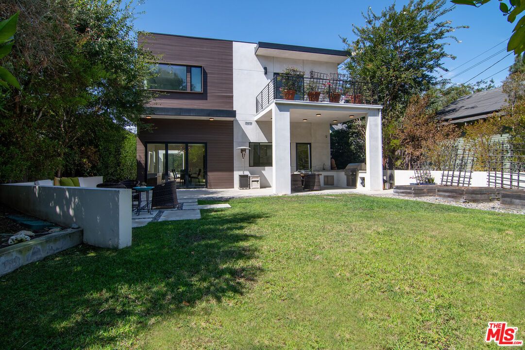 Backyard, Exterior, Outdoor Kitchen