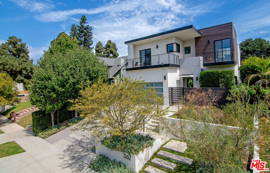 Attached, Exterior, Facade, Modern