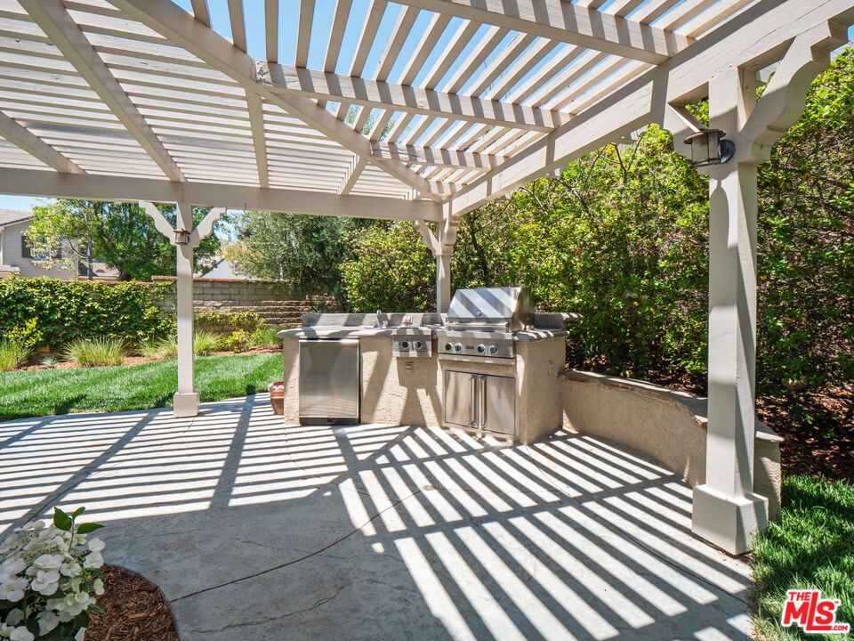 Exterior, Outdoor Kitchen