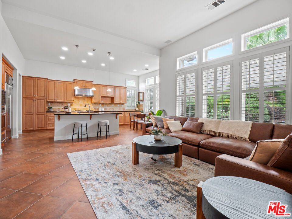 Interior, Kitchen, Living room, Pendant Lights, Recessed Lighting, Stainless Steel Appliances