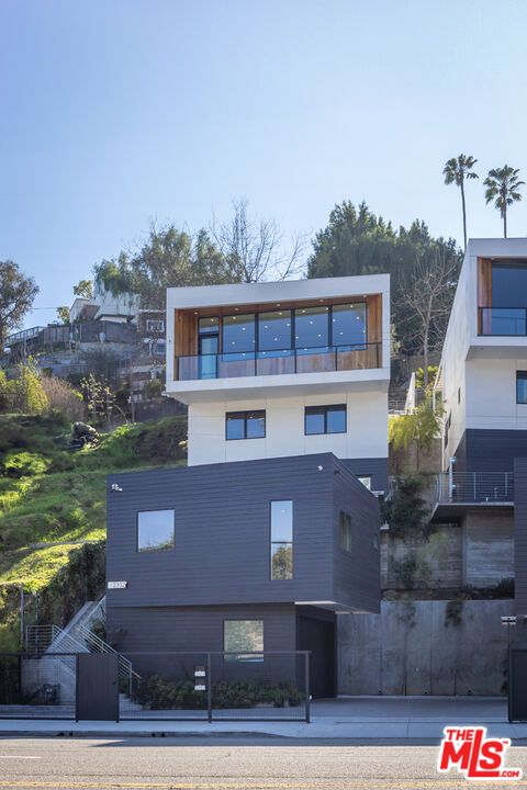 Exterior, Facade, Modern