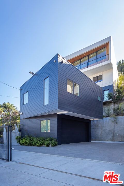 Attached, Exterior, Facade, Modern
