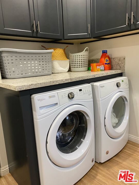 Interior, Washer, Wood Texture Flooring