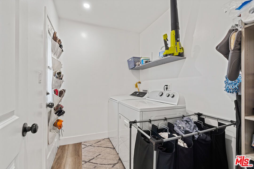 Interior, Recessed Lighting, Washer, Wood Texture Flooring