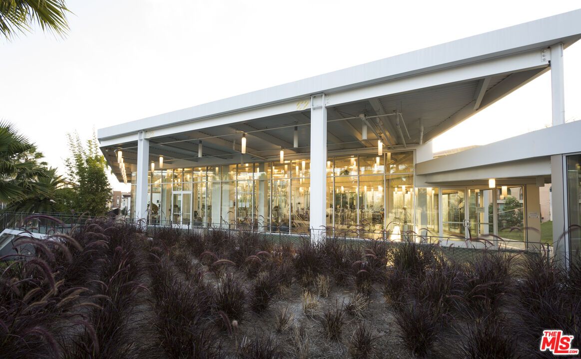 Backyard, Exterior, Facade, Modern