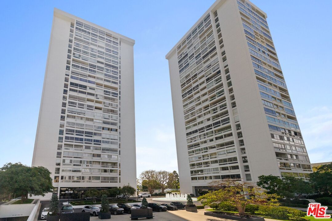 Exterior, Facade, Condo Building
