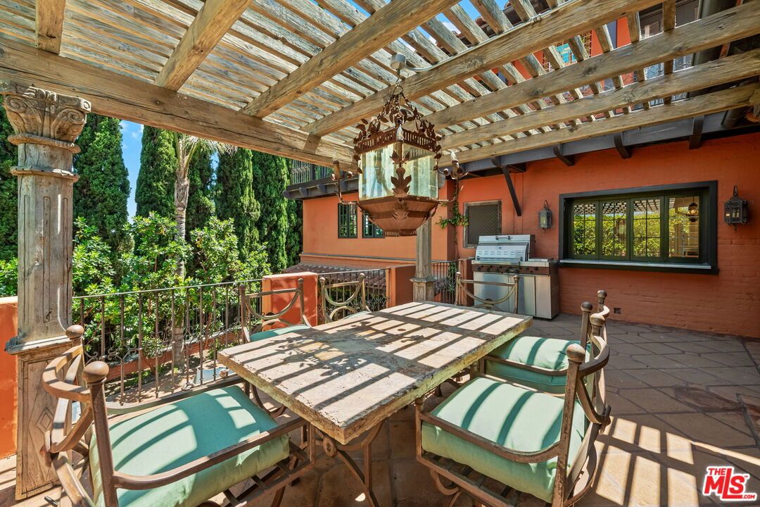 Exterior, Outdoor Kitchen