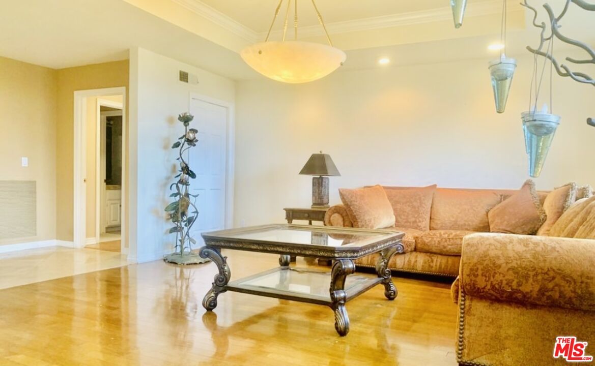Interior, Living room, Pendant Lights, Recessed Lighting, Wood Texture Flooring
