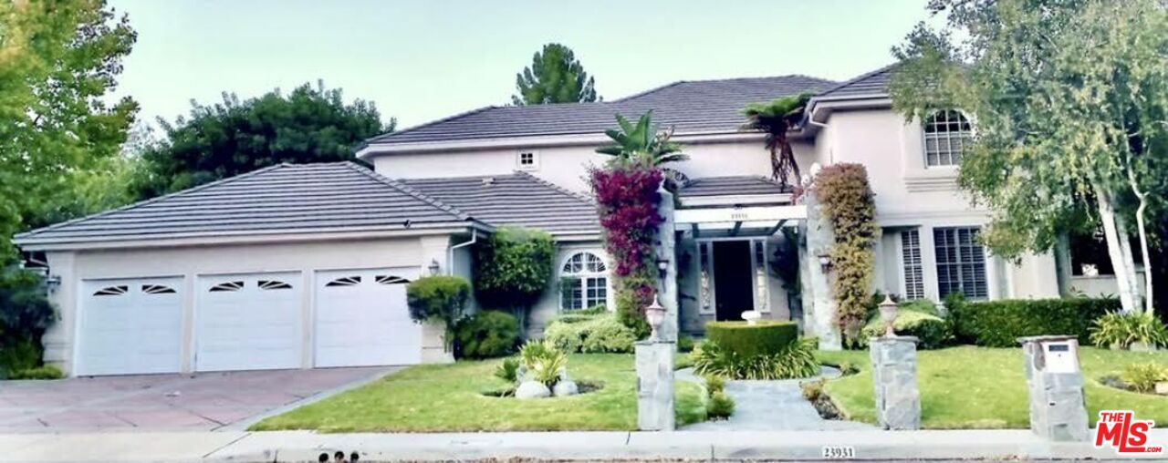 Attached, Exterior, Facade, Mediterranean