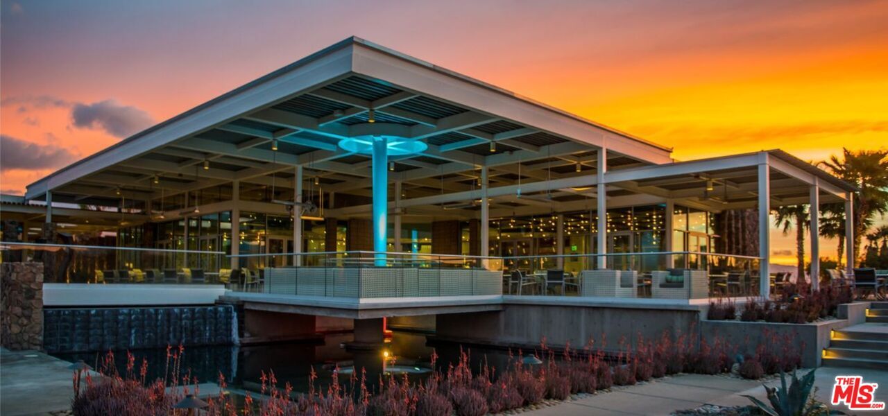 Exterior, Facade, Modern