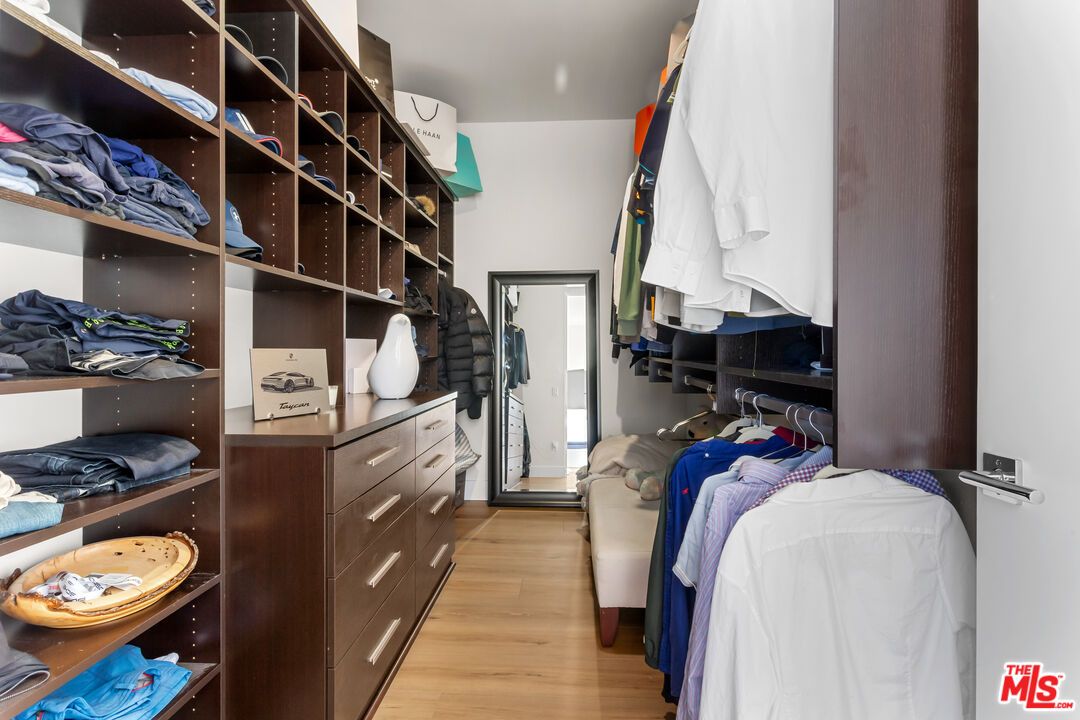 Interior, Walk-in Closets, Wood Texture Flooring