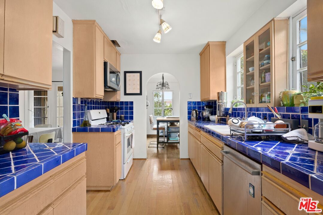 Dining room, Interior, Kitchen, Pendant Lights, Tile Countertops, Wood Texture Flooring