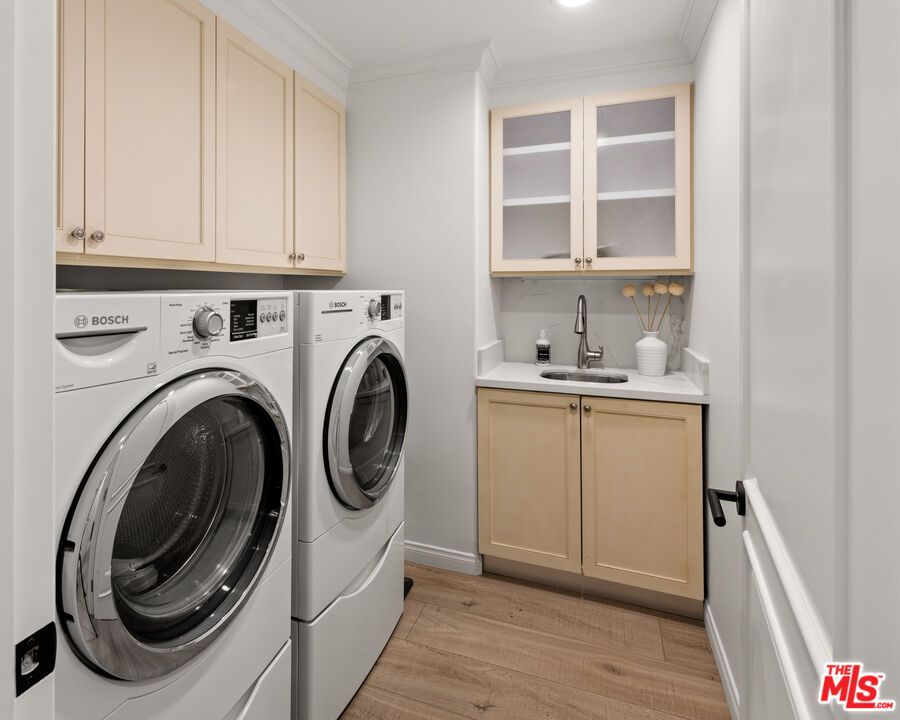 Interior, Recessed Lighting, Washer, Wood Texture Flooring