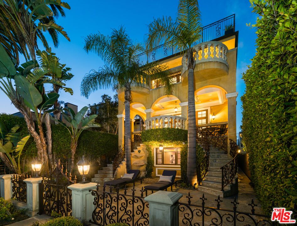 Exterior, Facade, Mediterranean