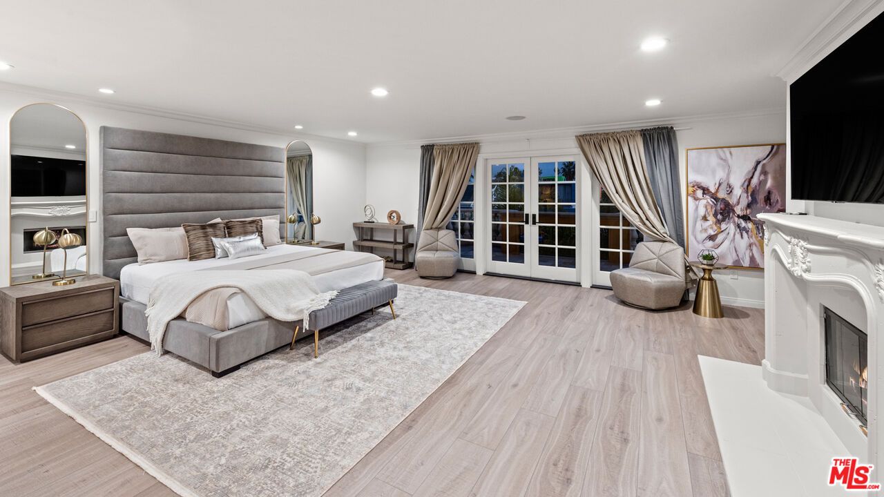 Bedroom, Fireplace, Interior, Recessed Lighting, Wood Texture Flooring