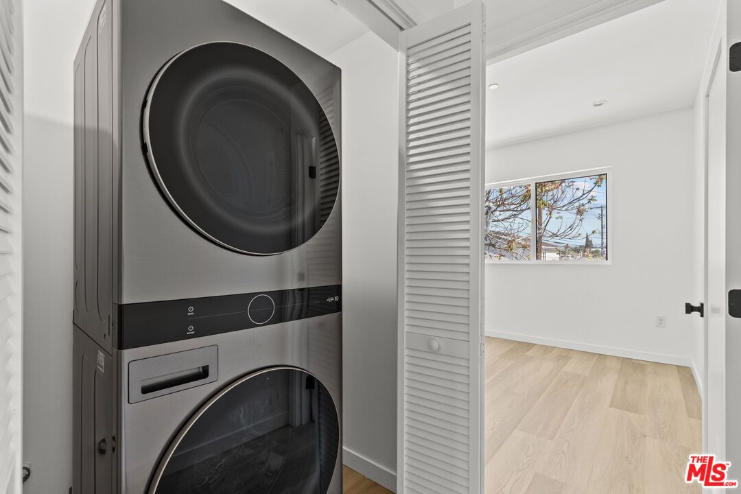 Interior, Utility Closets, Washer, Wood Texture Flooring