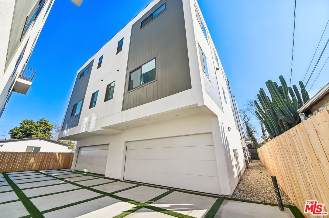 Attached, Exterior, Facade, None