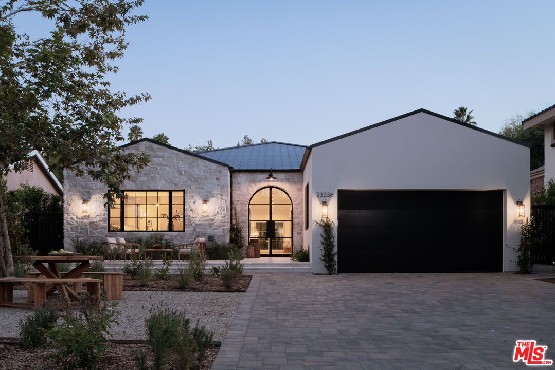 Attached, Exterior, Facade, Modern