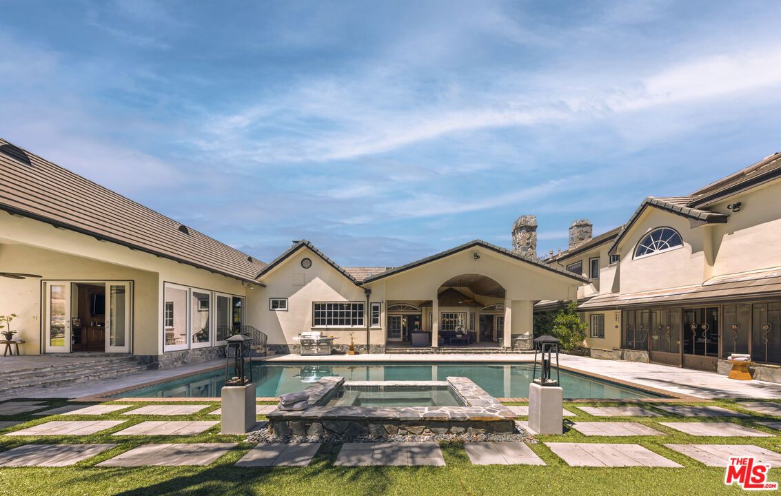 Exterior, Pool