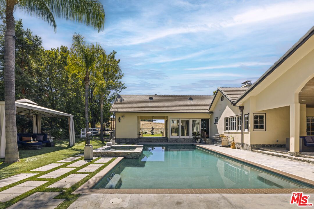 Exterior, Pool