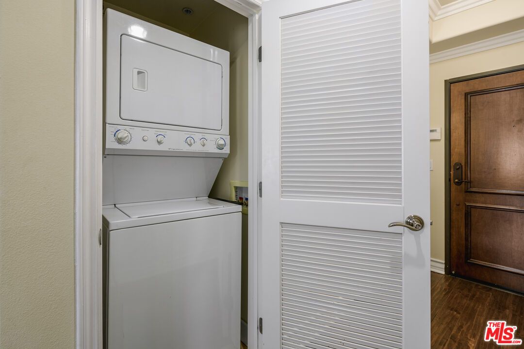 Interior, Utility Closets, Washer, Wood Texture Flooring