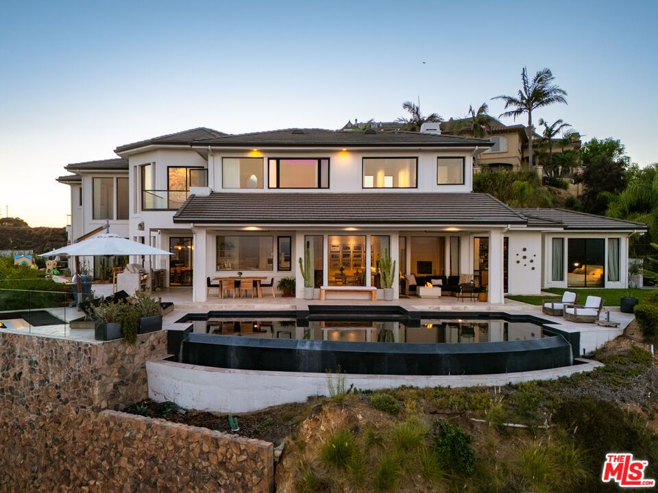 Exterior, Facade, Pool, Modern