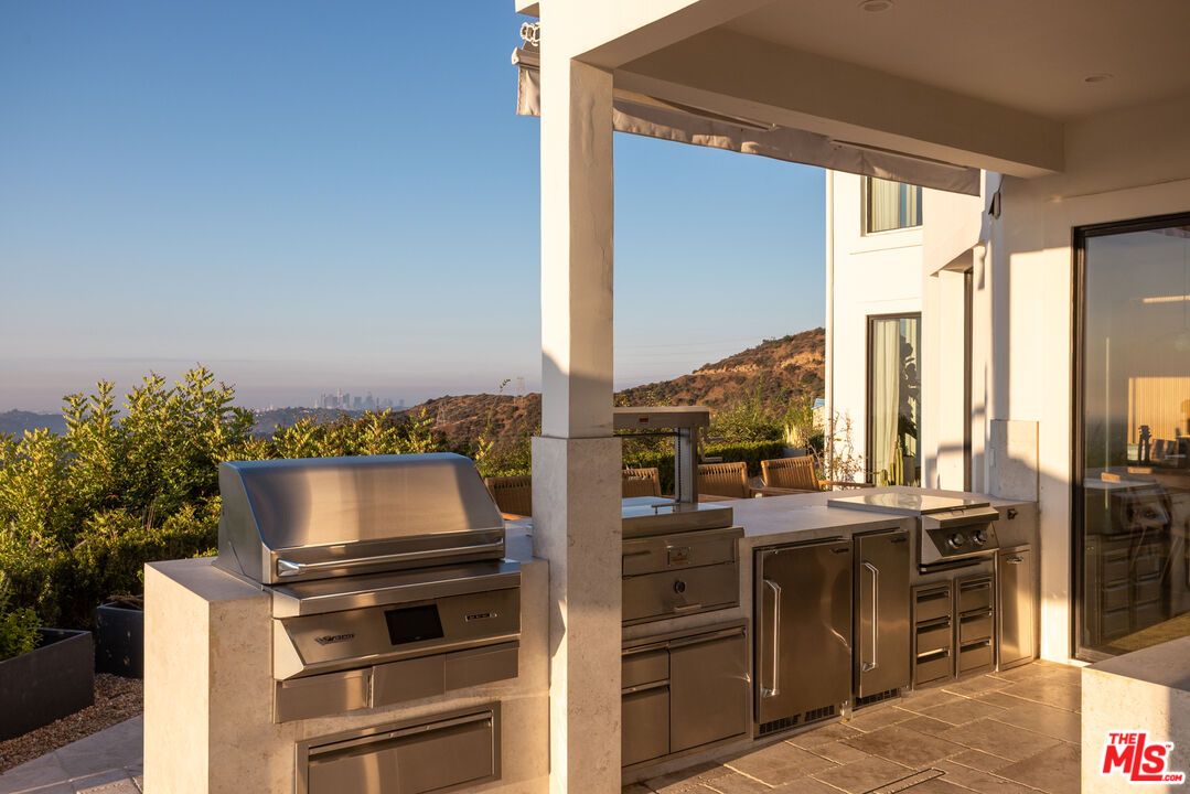 Exterior, Outdoor Kitchen
