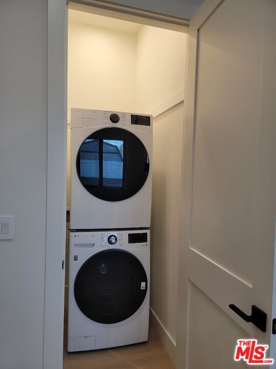 Interior, Utility Closets, Washer, Wood Texture Flooring