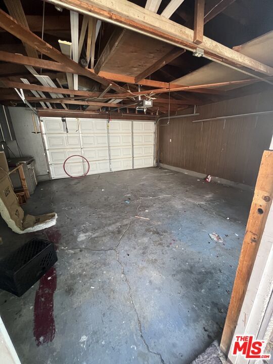 Garage, Interior, Wooden Beams