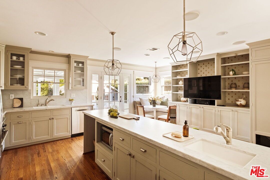 Dining room, Interior, Kitchen, Pendant Lights, Recessed Lighting, Wood Texture Flooring