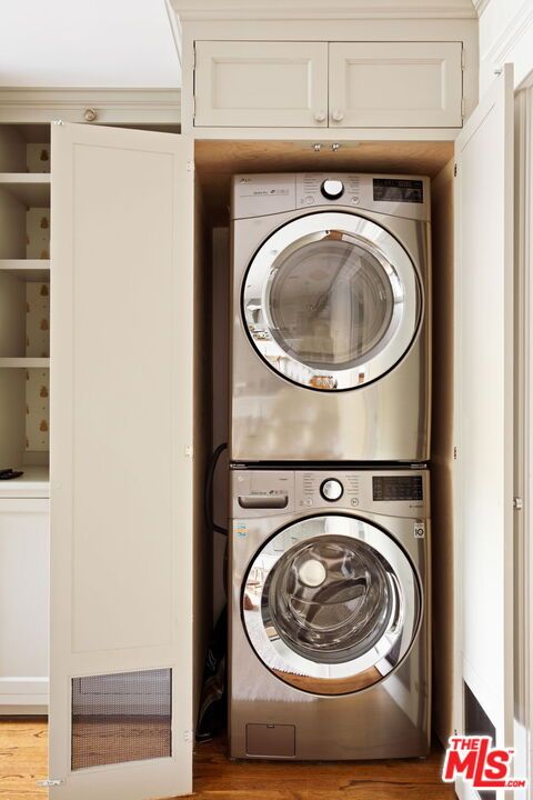 Interior, Utility Closets, Washer, Wood Texture Flooring