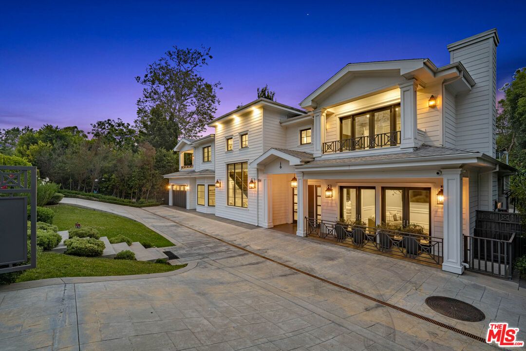 Backyard, Exterior, Facade, Farmhouse