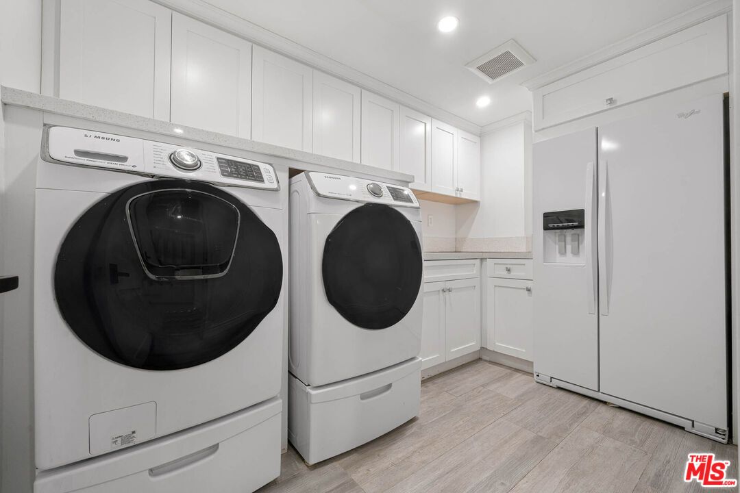 Interior, Recessed Lighting, Washer, Wood Texture Flooring