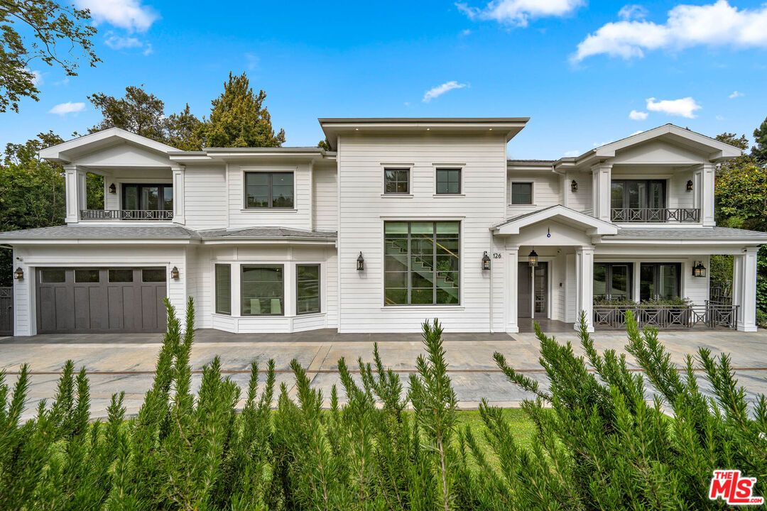 Attached, Exterior, Facade, Farmhouse